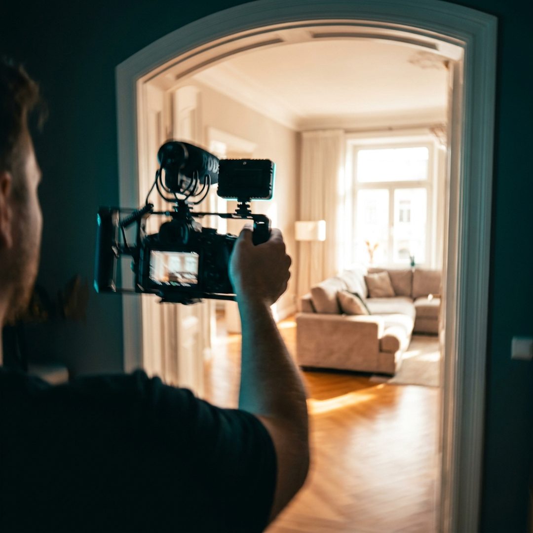 Celular exibindo Reels imobiliário com gráfico de retenção de audiência nos primeiros segundos