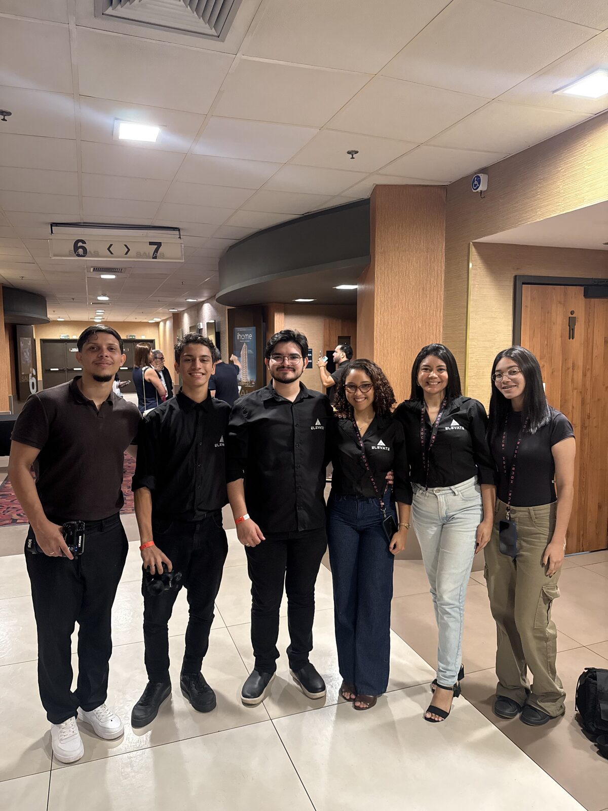 Equipe Elevate Marketing Imobiliário em evento do mercado imobiliário em Natal